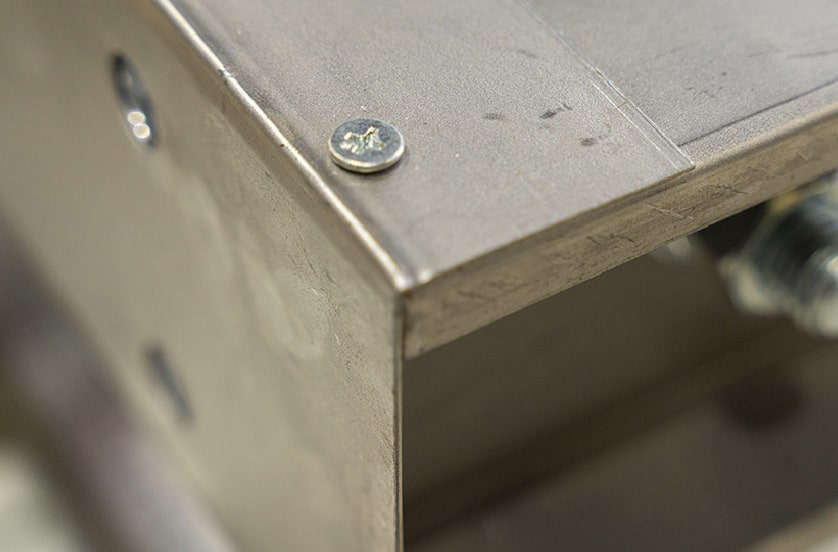 フレームの切り口や柱・梁のボルトのバリもキレイに処理